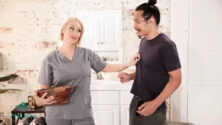 Yan Yana Uyumak Zorunda Kaldığı Üvey Abisinin Sikiyle Uyanında Yüzleşen Masum Liseli